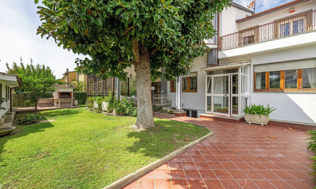 Zona XXXIV Casal Palocco Villa | Spacious Villa with Pool, BBQ and Tennis Courts