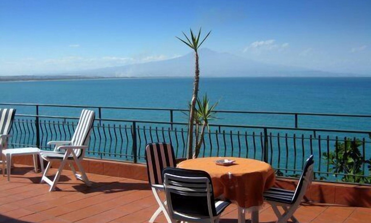 Costa Saracena-Castelluccio Villa | spectacular location directly above the sea, incredible view of the sea, Etna .