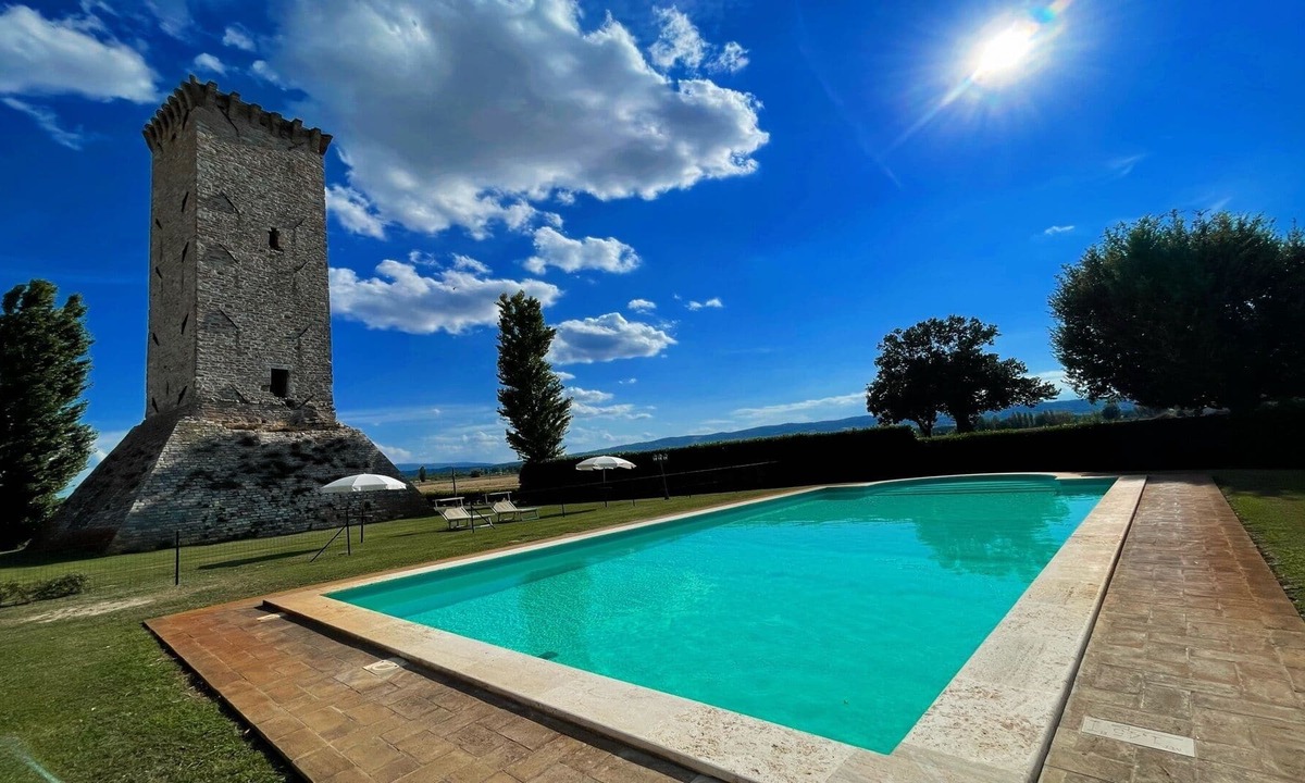 Limiti Villa | Spello By The Pool - Sleeps 11 is an unmissable experience. Huge exclusive pool