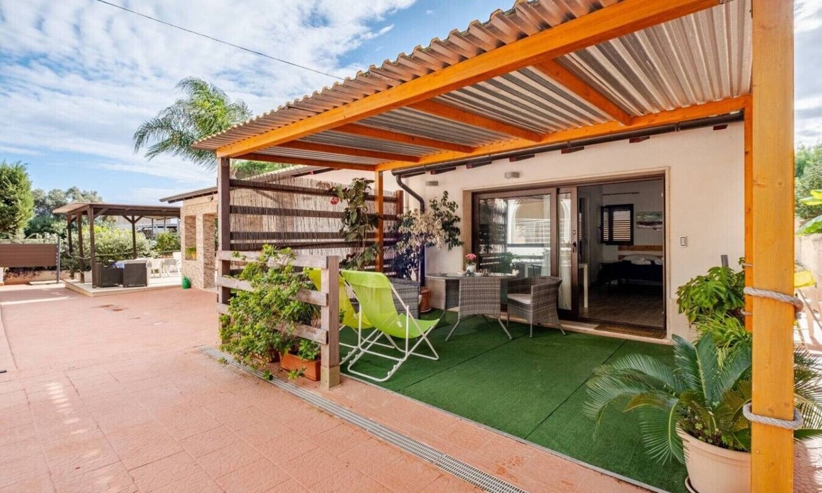 Ognina Apartment | Studio in a Villa · Private Veranda · 200m from the Sea