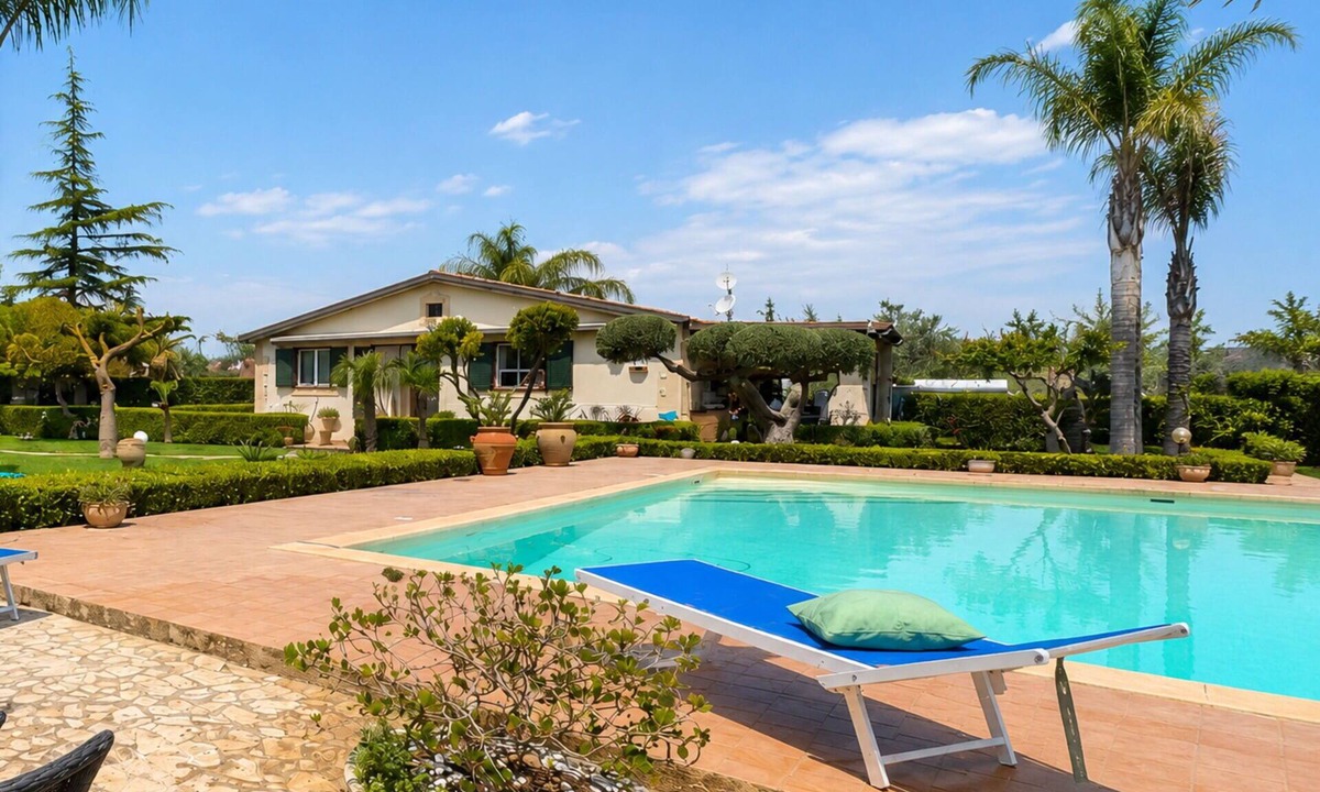 Chiaramonte Gulfi Villa | Stunning private villa for 6 people with WIFI, private pool, A/C, TV, patio and panoramic view