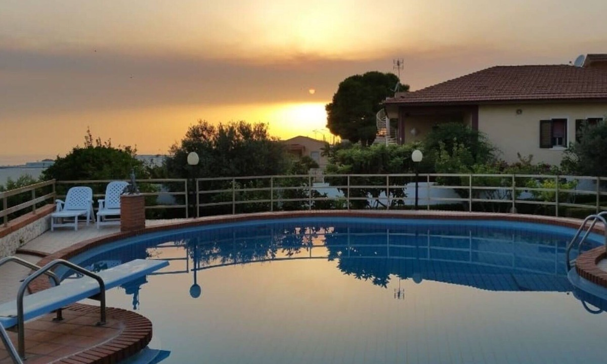 Ragusa Villa | Stunning private villa for 10 guests with A/C, private pool, WIFI, TV, patio and pets allowed