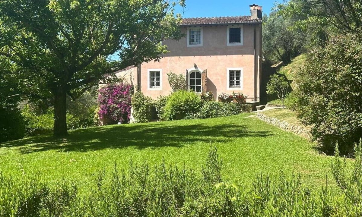Camaiore Villa | Stunning private villa with WIFI, TV, patio, pets allowed and panoramic view, close to Viareggio