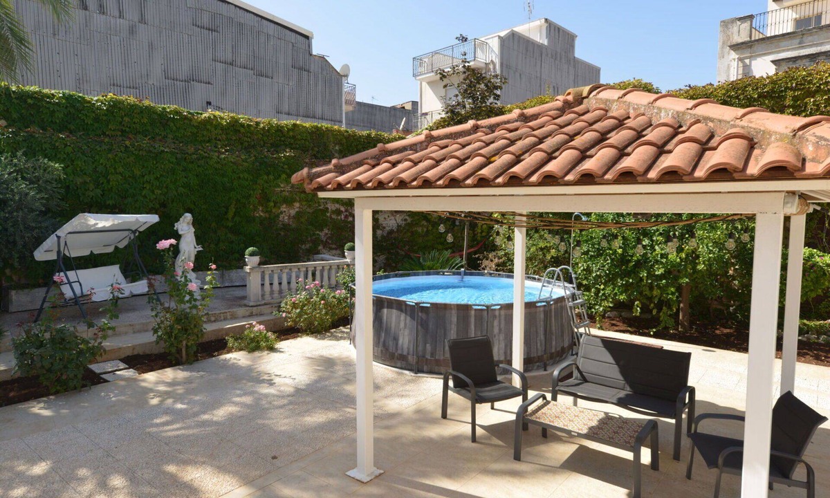 Floridia Villa | Stunning private villa for 8 guests with private pool, WIFI, A/C, TV, patio and pets allowed