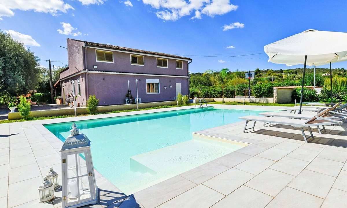 Floridia Villa | Stunning private villa for 6 people with WIFI, private pool, A/C, TV and patio