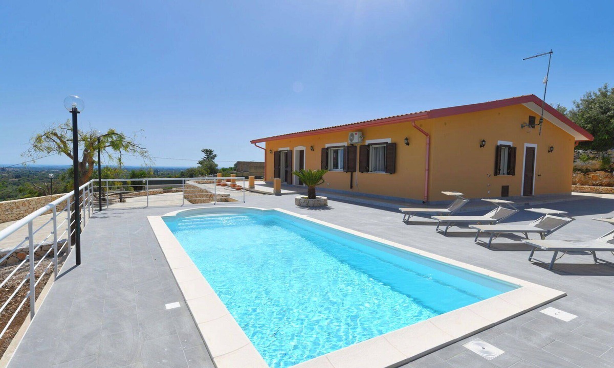 Floridia Villa | Stunning private villa for 8 people with private pool, A/C, WIFI, TV and terrace