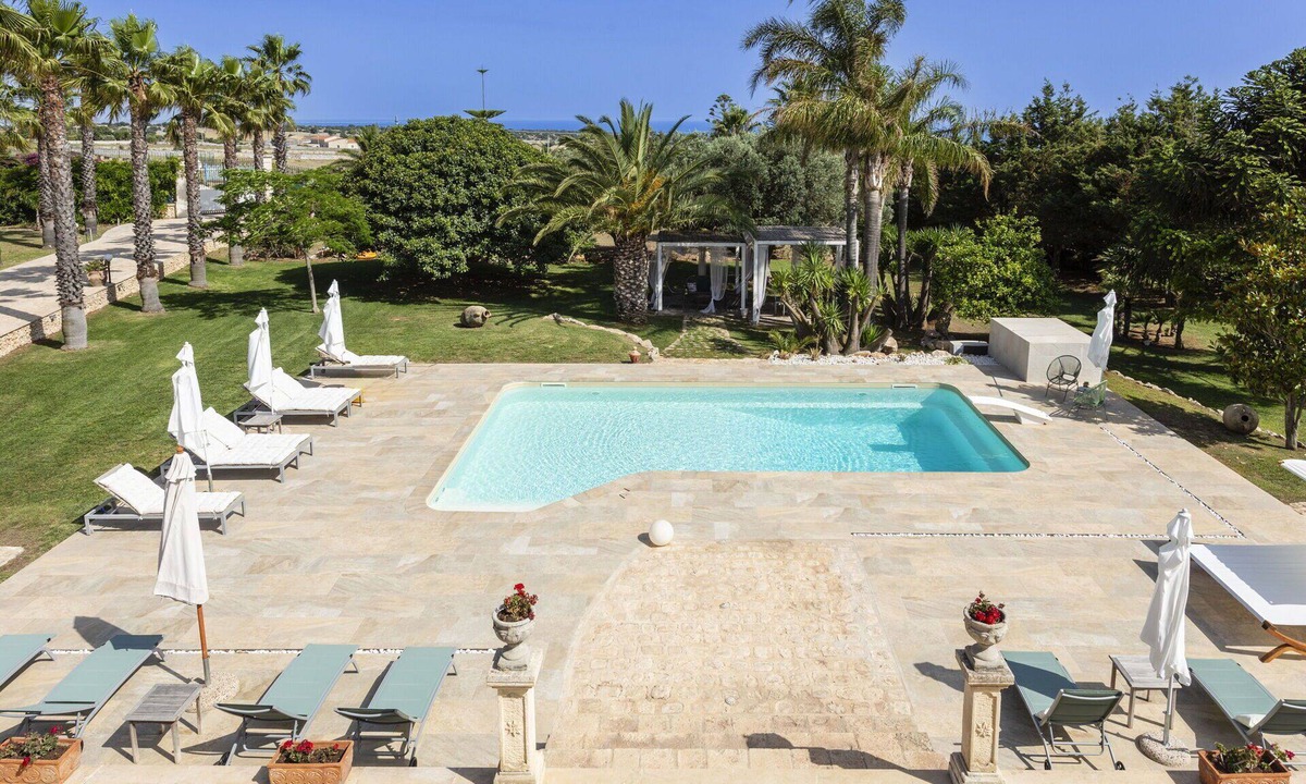 Casa Papa Villa | Stunning private villa for 6 guests with private pool, WIFI, A/C, TV and terrace