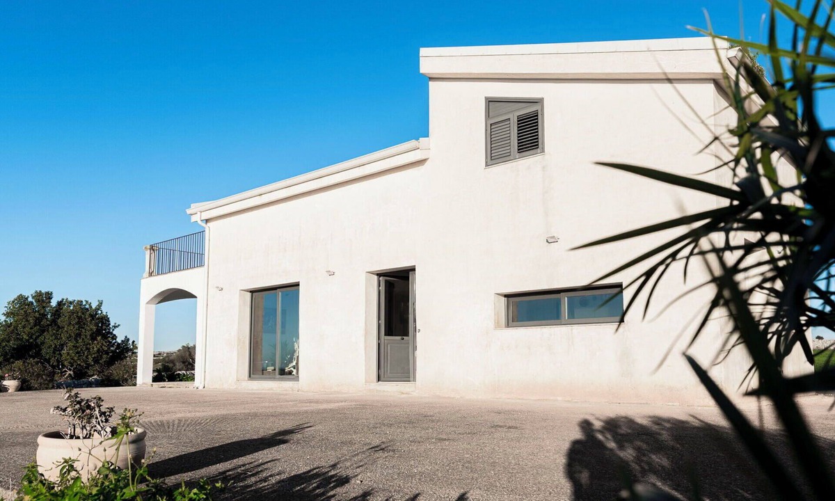 Ragusa Villa | Stunning private villa for 9 people with A/C, WIFI, TV, patio, pets allowed and panoramic view