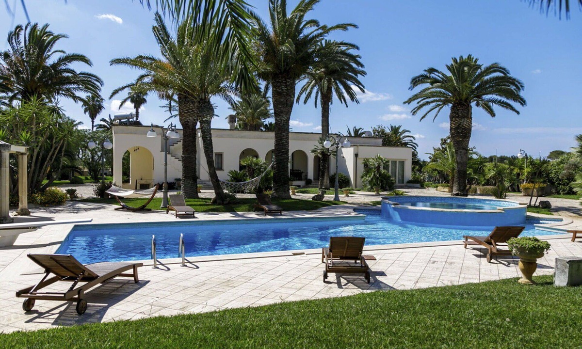 Nardo Villa | Stunning private villa with hot tub, private pool, WIFI, A/C, TV, patio and pets allowed