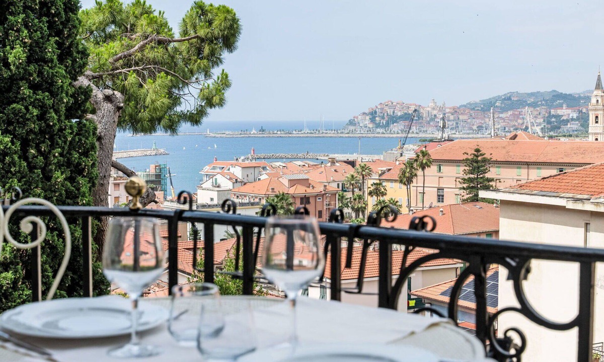 Oneglia Villa | Stunning villa for 4 people with A/C, WIFI, TV and balcony