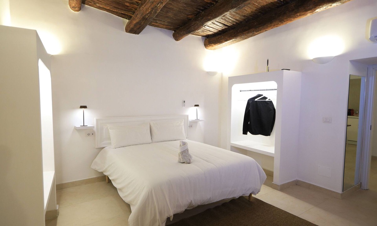 Quartieri Spagnoli Bed & Breakfast | The B&B "Ai 13 Gradoni di Chiaia is an oasis of calm in the center of Naples.