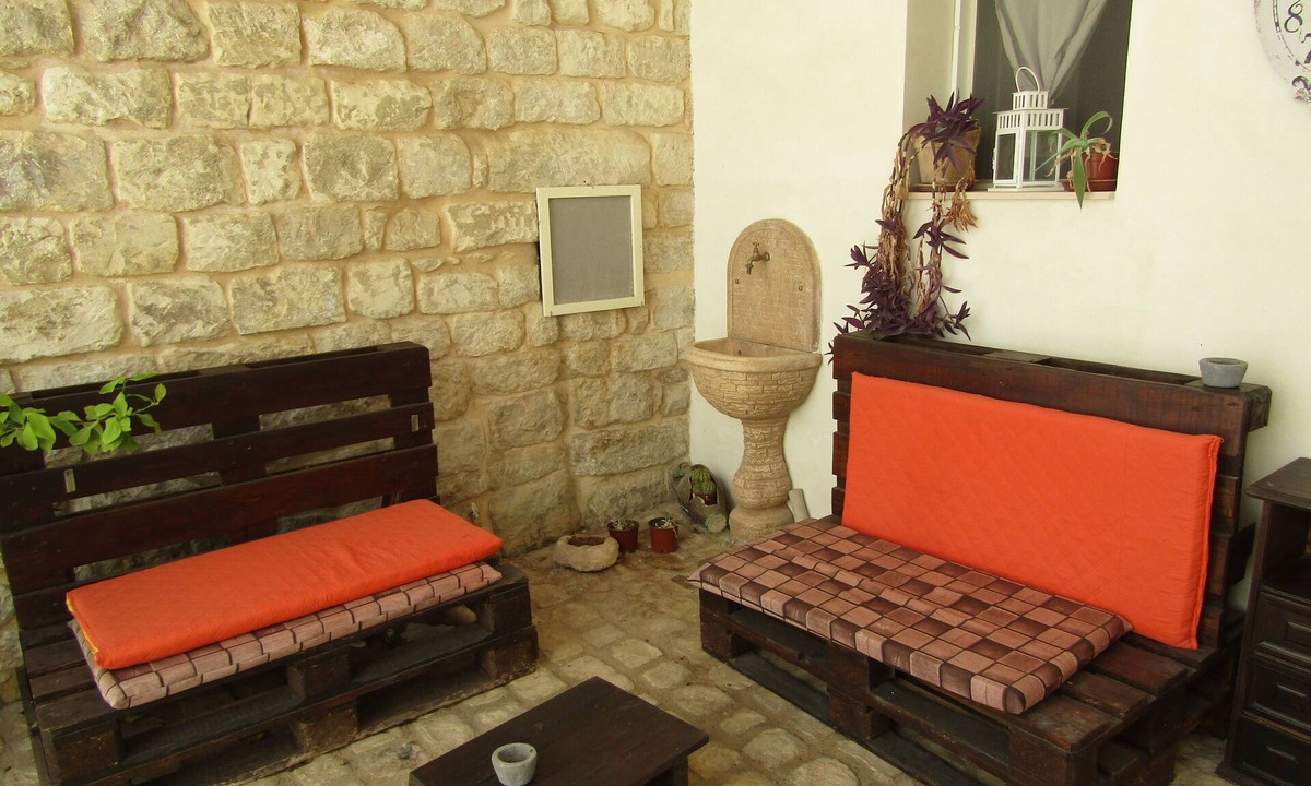 Scicli Bed & Breakfast | The Blue Room Courtyard