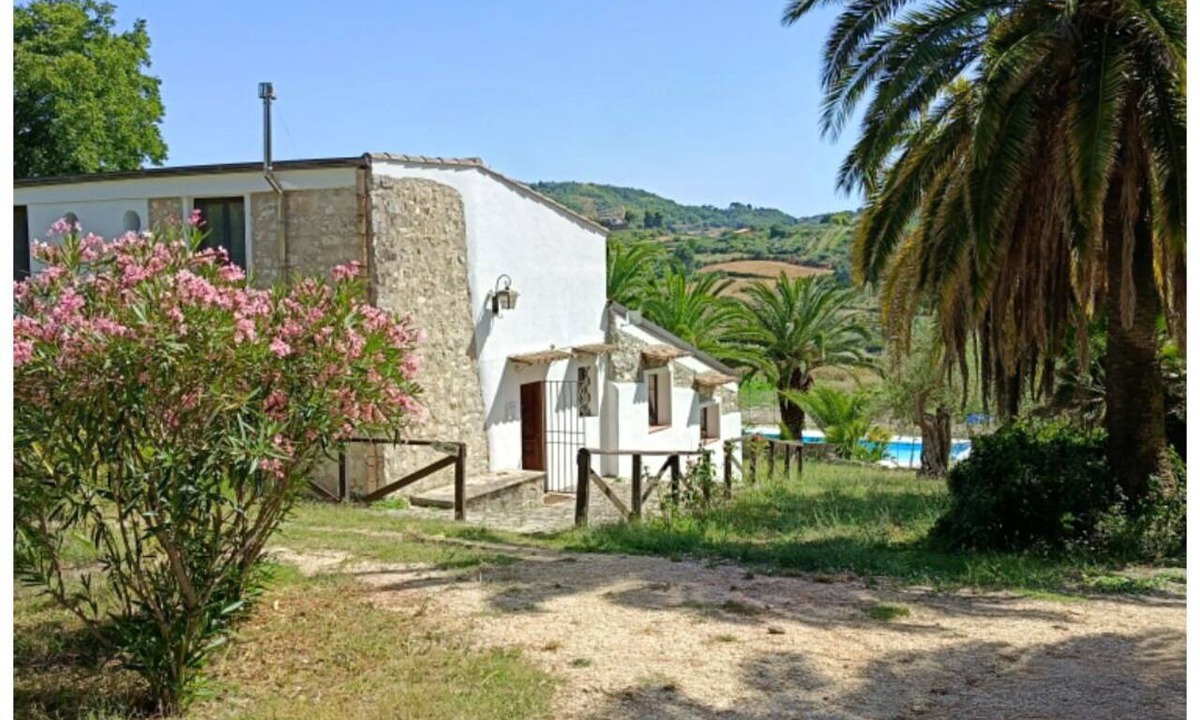 Bisacquino House | The historic Sicilian farmhouse nestled amid 7 hectares of organic olive groves