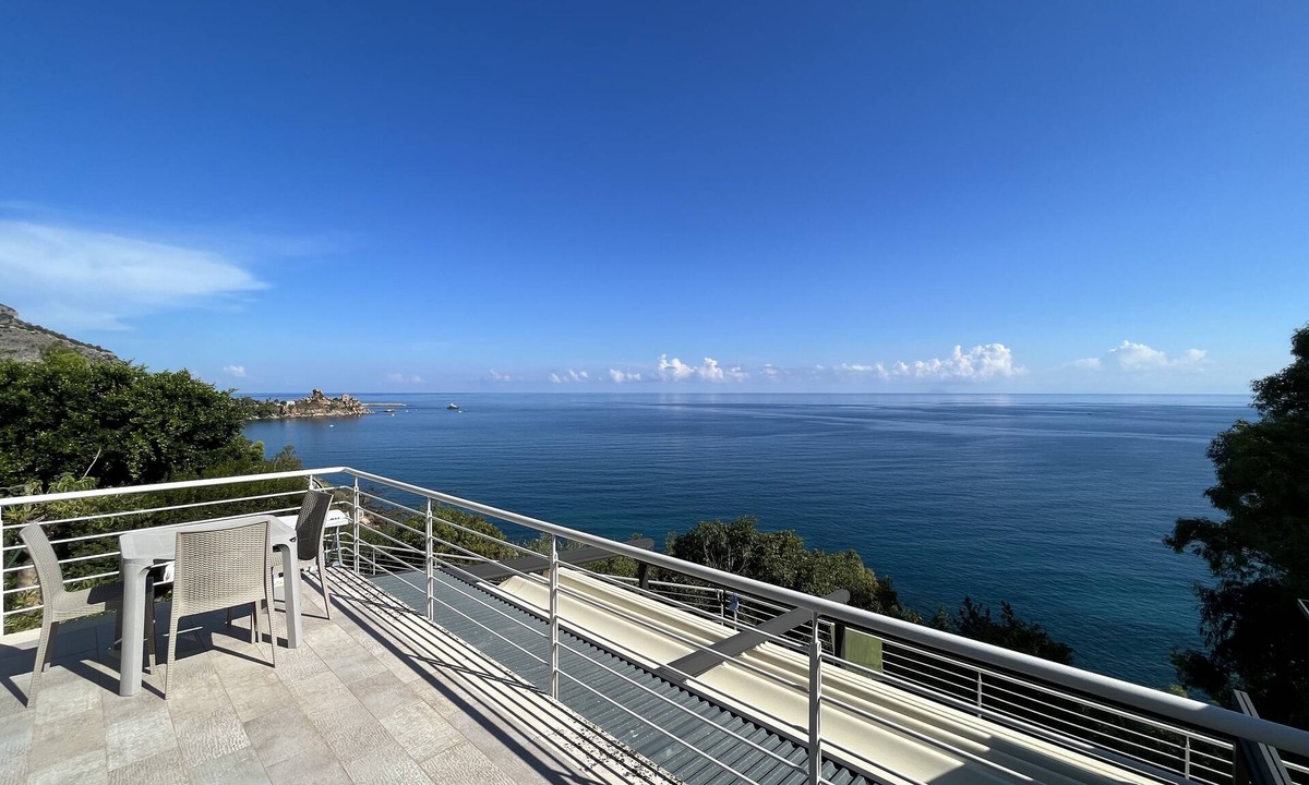 Cefalu Villa | The swimming villa with pool