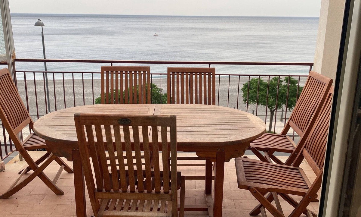 Ali Terme Apartment | The window to the sea of Alí terme. Beachfront apartment
