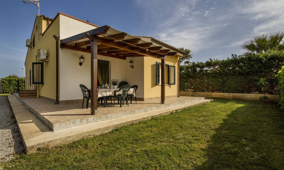 Campofelice di Roccella Villa | Triple Room with Terrace 2nd floor Via S.Cipolla 3