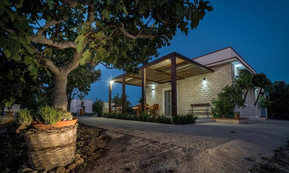 Menfi House | Vacation House "Ulivi nel Mare" typical country home, surrounded by olive trees.