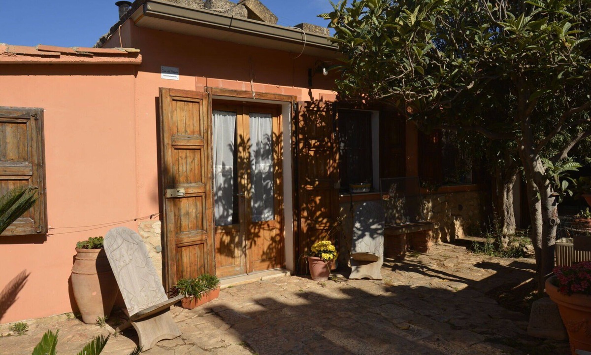 Donnafugata House | Vacation Home in Santa Croce Camerina with 2 bedrooms sleeps 6