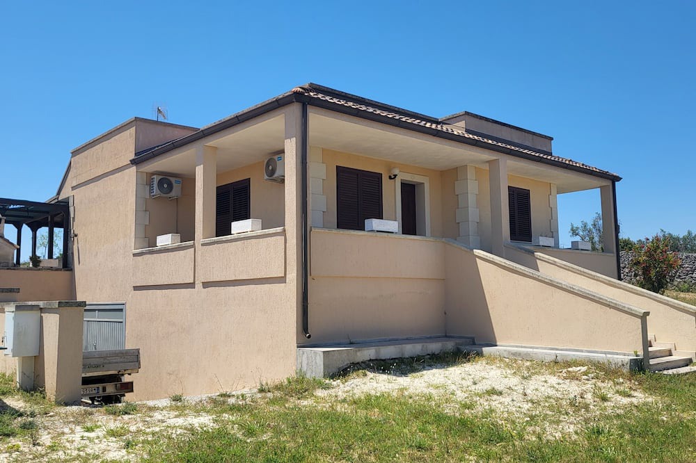 Otranto Villa | Villa 'Adg House' with Shared Terrace, Wi-Fi and Air Conditioning