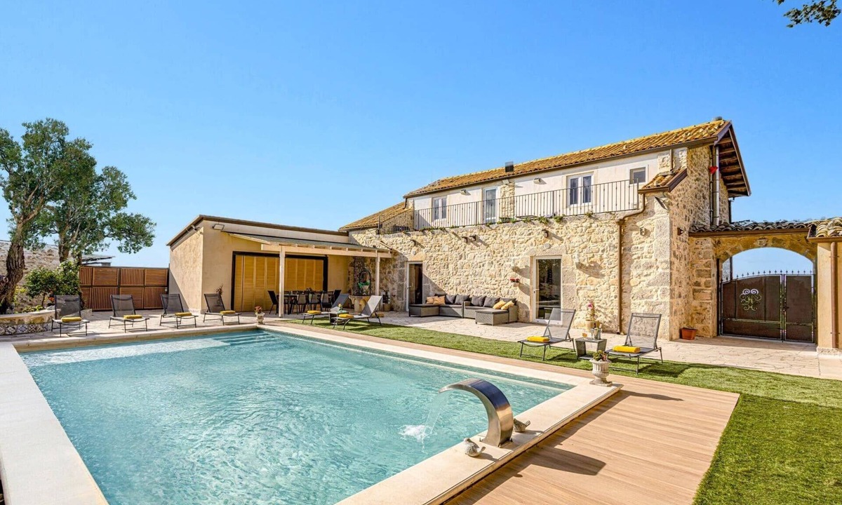 Ragusa Villa | Villa Amira by Villa Plus