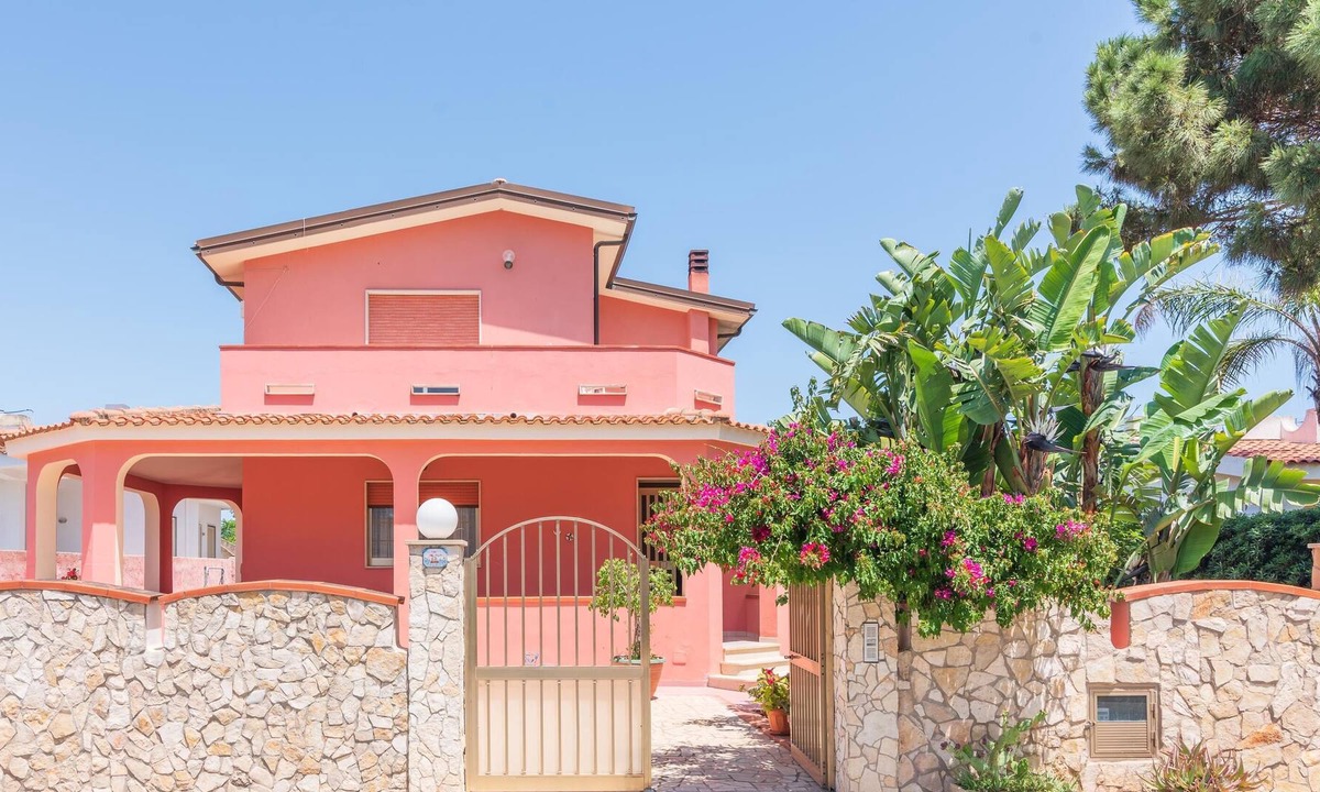 Fondo Morte Villa | 'Villa Angela' 50 meters from the Beach with Terrace & Wi-Fi