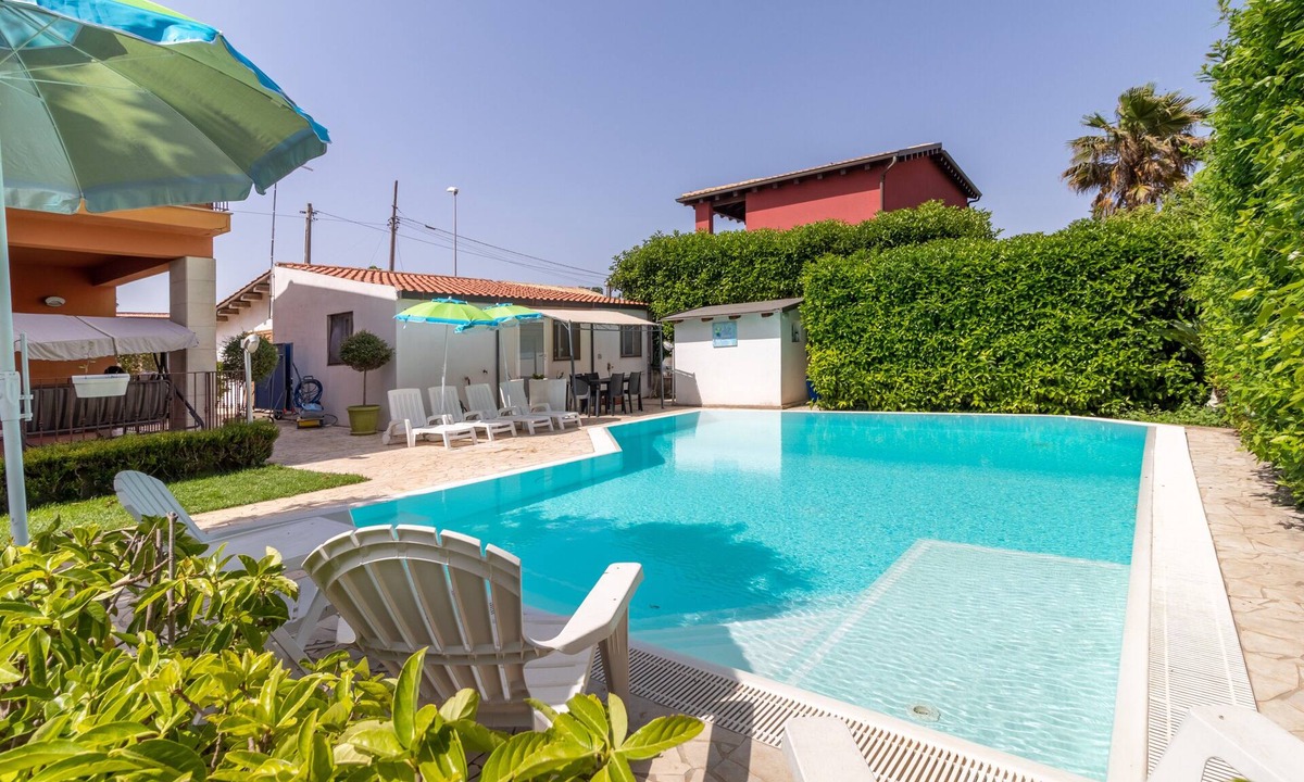 Ragusa Villa | Villa "Arianna" with Shared Heated Pool, Private Terrace & Wi-Fi