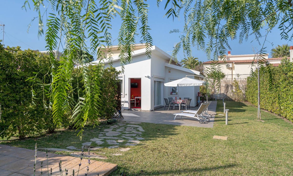 Fontane Bianche Villa | Villa 'Aurora' with Private Terrace, Wi-Fi and Air Conditioning
