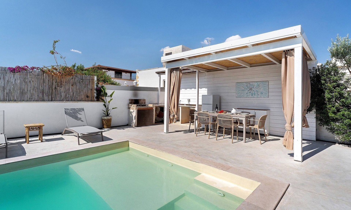 Torre Suda Villa | Villa 'Azzurra' with Private Pool, Wi-Fi and Air Conditioning