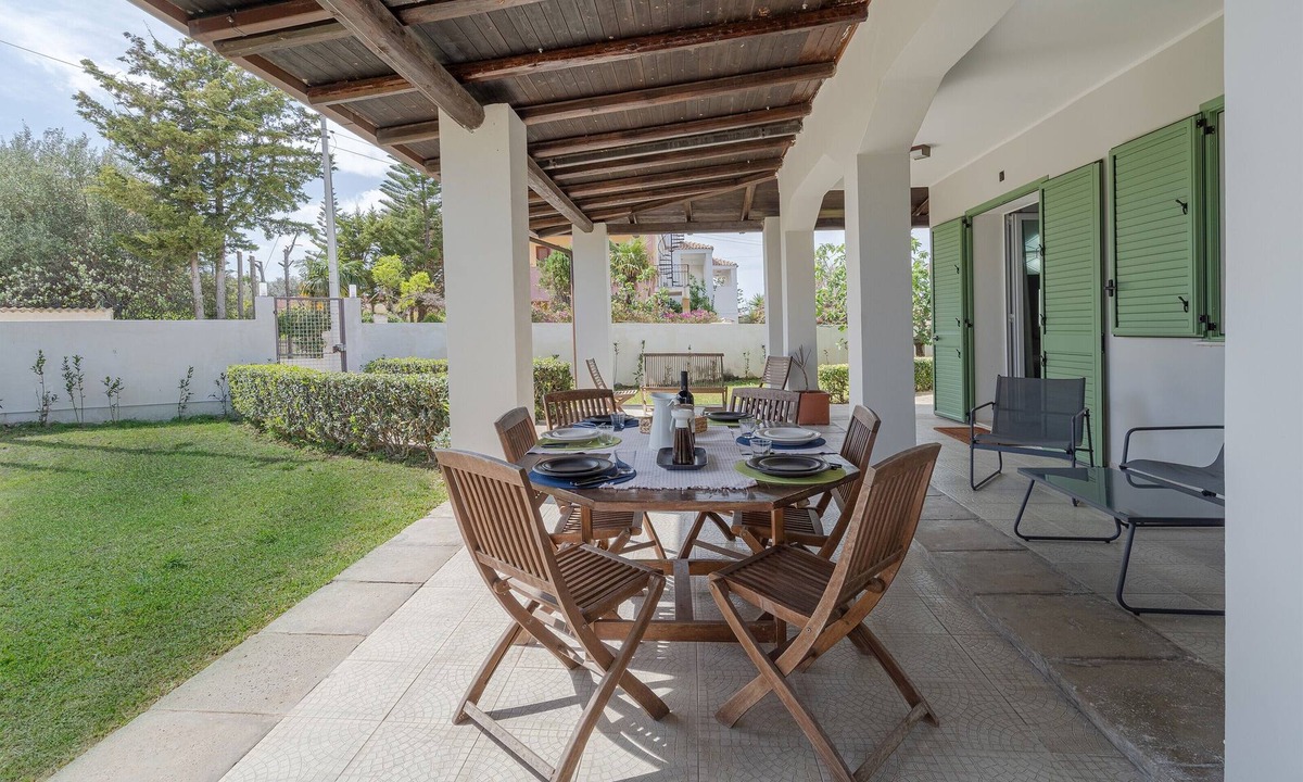 Fontane Bianche Villa | Villa 'Benedetta' with Sea View, Wi-Fi and Air Conditioning