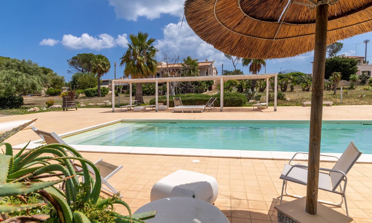 Isola Villa | Villa 'Bianca Tra Isola E Plemmirio' with Sea View, Shared Pool and Air Conditioning