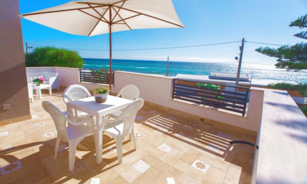 Mazara del Vallo Villa | Villa Blue Sea, first floor apartment, beachfront with pool