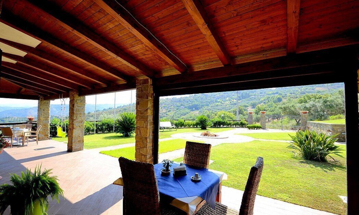 Castellabate Villa | Villa Celidonia: A characteristic and welcoming three-story villa surrounded by the greenery, with Free WI-FI.