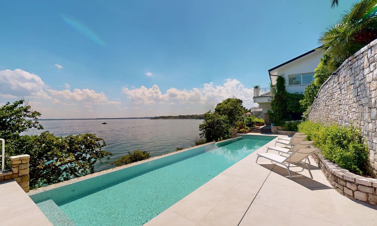 Solarolo Villa | Villa Flora fronte spiaggia By Bookinggardalake