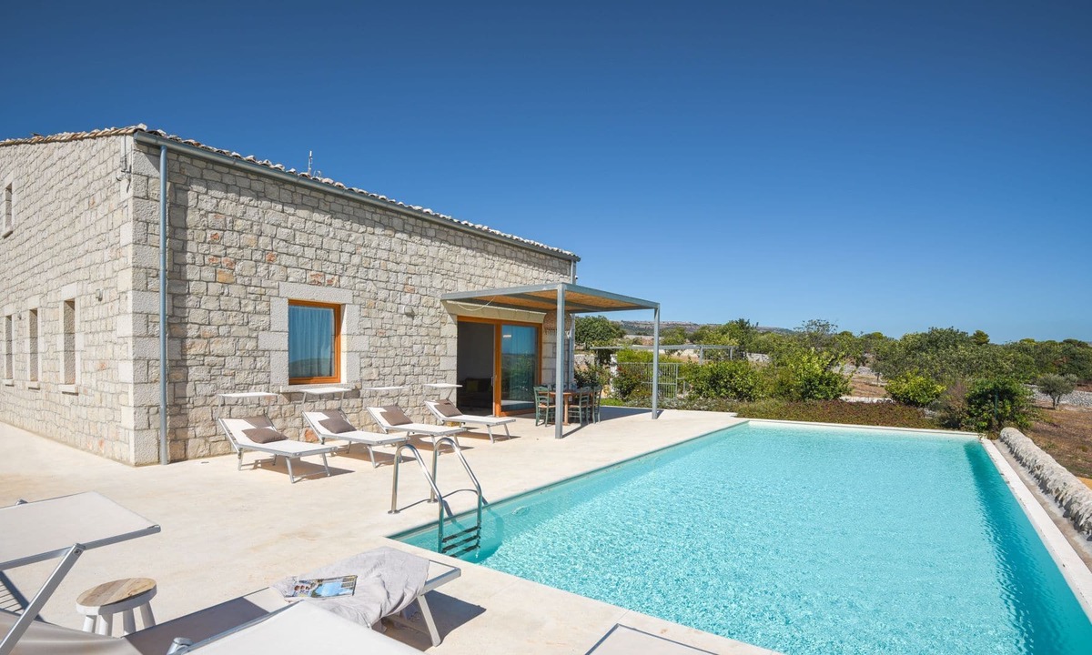 Ragusa Villa | Villa for families, wheelchair accessible, private pool, garden, bbq, free wi-fi