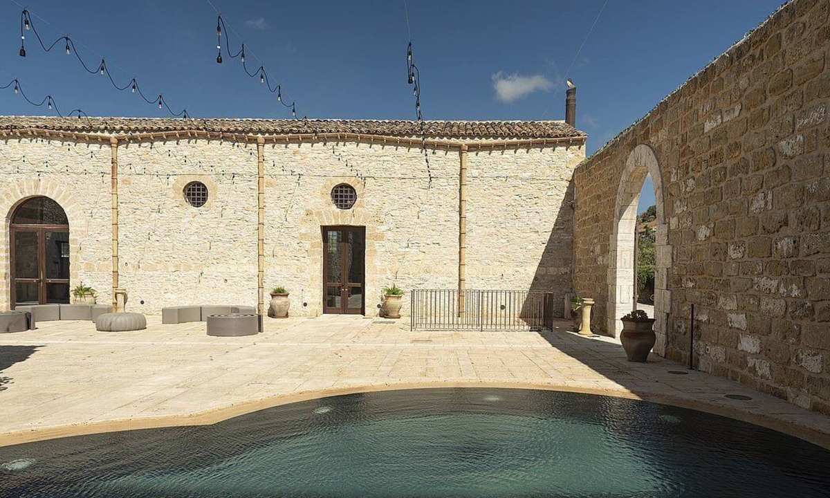 Alcamo Villa | Villa Fortino: A characteristic two-story age-old estate in a quiet position, surrounded by the Sicilian countryside, with Free WI-FI.