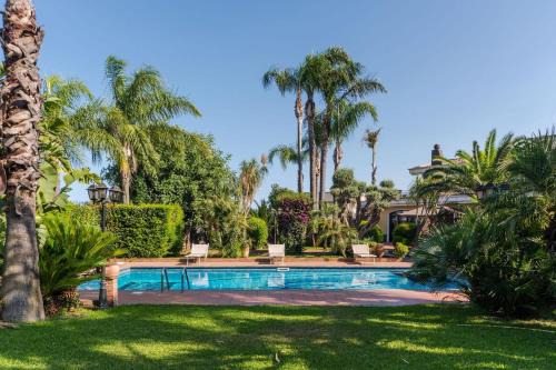 Aci Sant'Antonio Villa | Villa Gialla - Private padel court