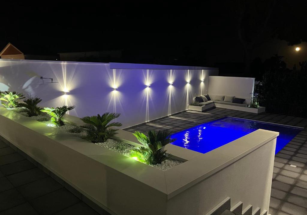 Fontane Bianche Villa | Villa Giuliana Luxury Home: piscina, solarium, barbecue. A pochi passi dal mare