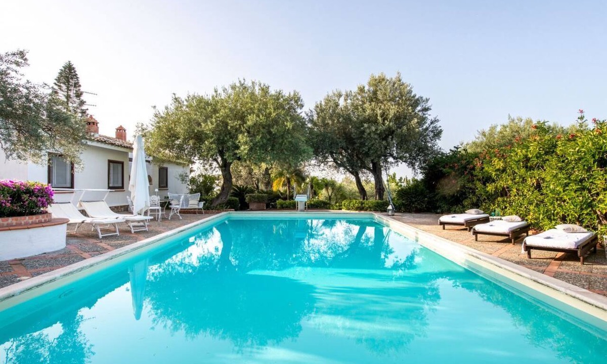Caronia Villa | Villa Grimodi is an oasis of peace and tranquillity, immersed in the unspoiled nature of the Nebrodi Park and surrounded by centuries-old olive groves and vineyards. It is located in the picturesque Contrada Grimodi, in the territory of Caronia, in the p
