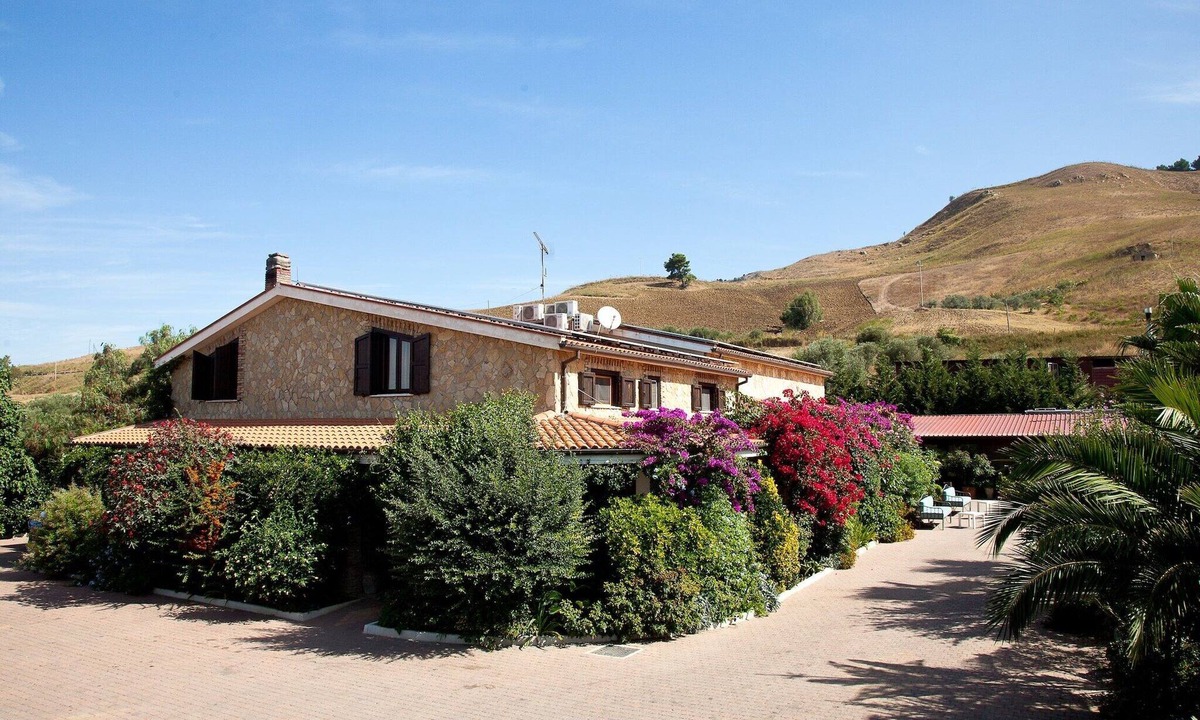 Alia House | Villa in Alia with Pool & Olive Views