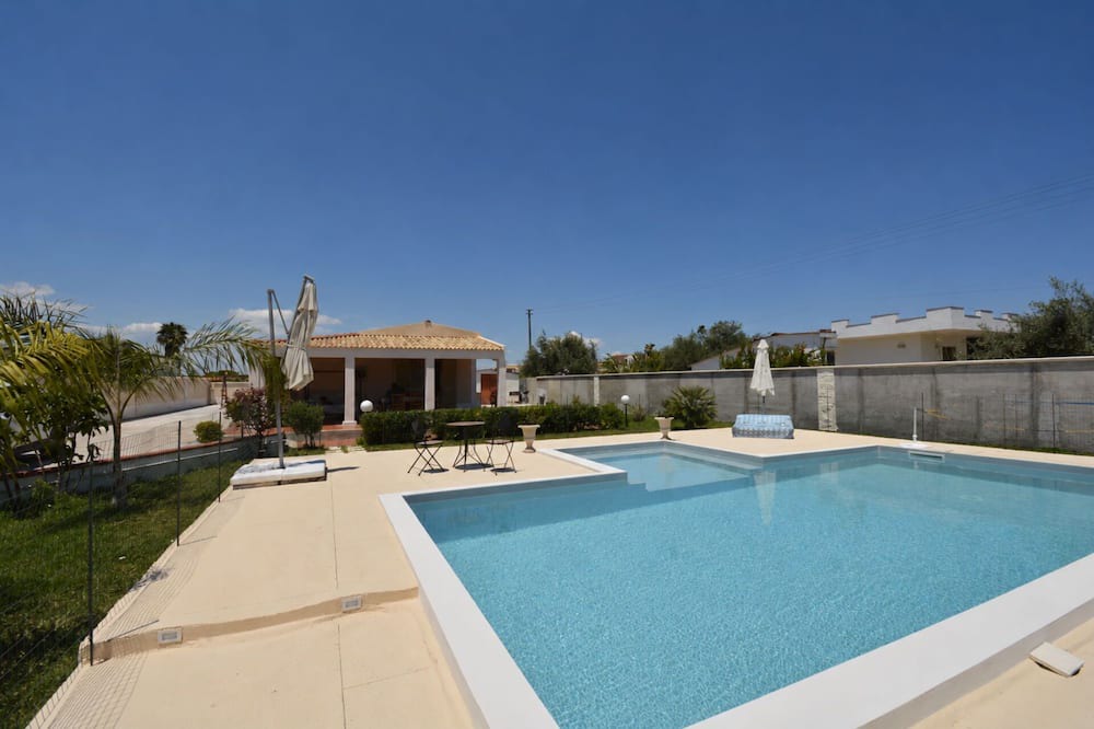 Brucoli Villa | Villa in Brucoli with 2 bedrooms sleeps 6