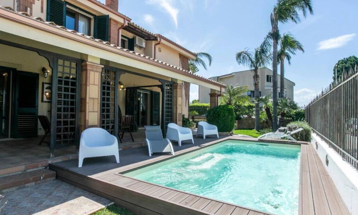 Brucoli Villa | Villa in Brucoli with 4 bedrooms sleeps 10