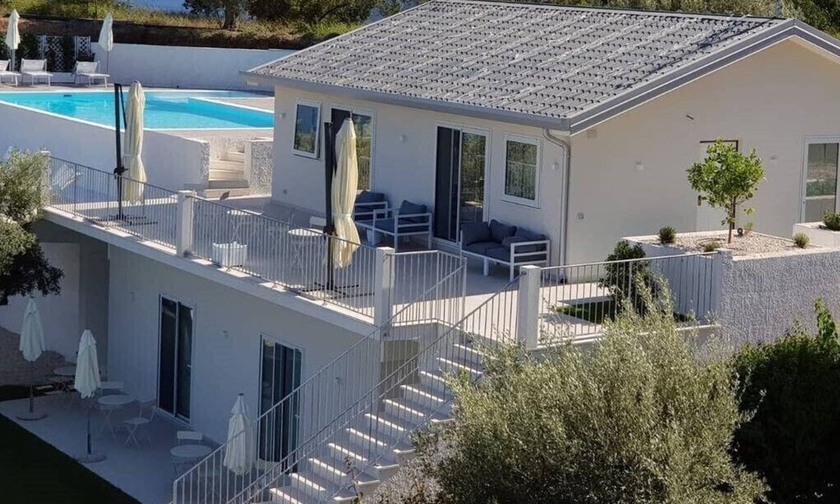 Santa Teresa di Riva Villa | Villa Infinity ∞ Rooms in villa with panoramic infinity pool and whirlpool
