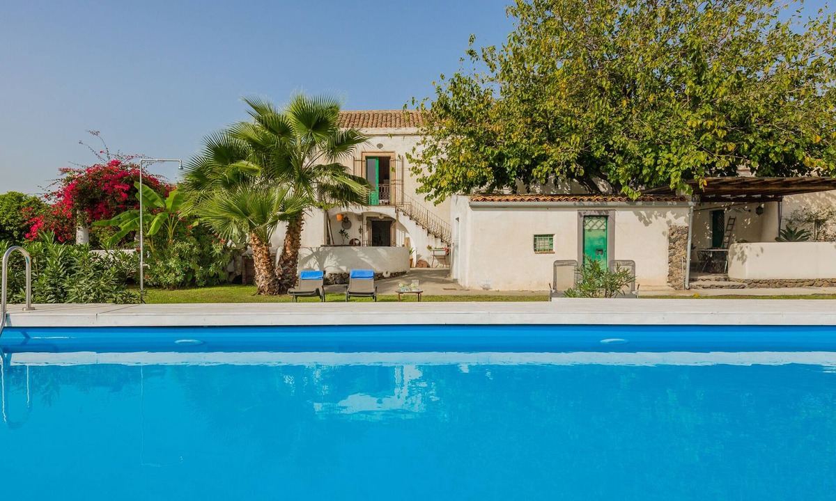 Archi House | Villa Dogana, country house with pool overlooking the sea and Etna.