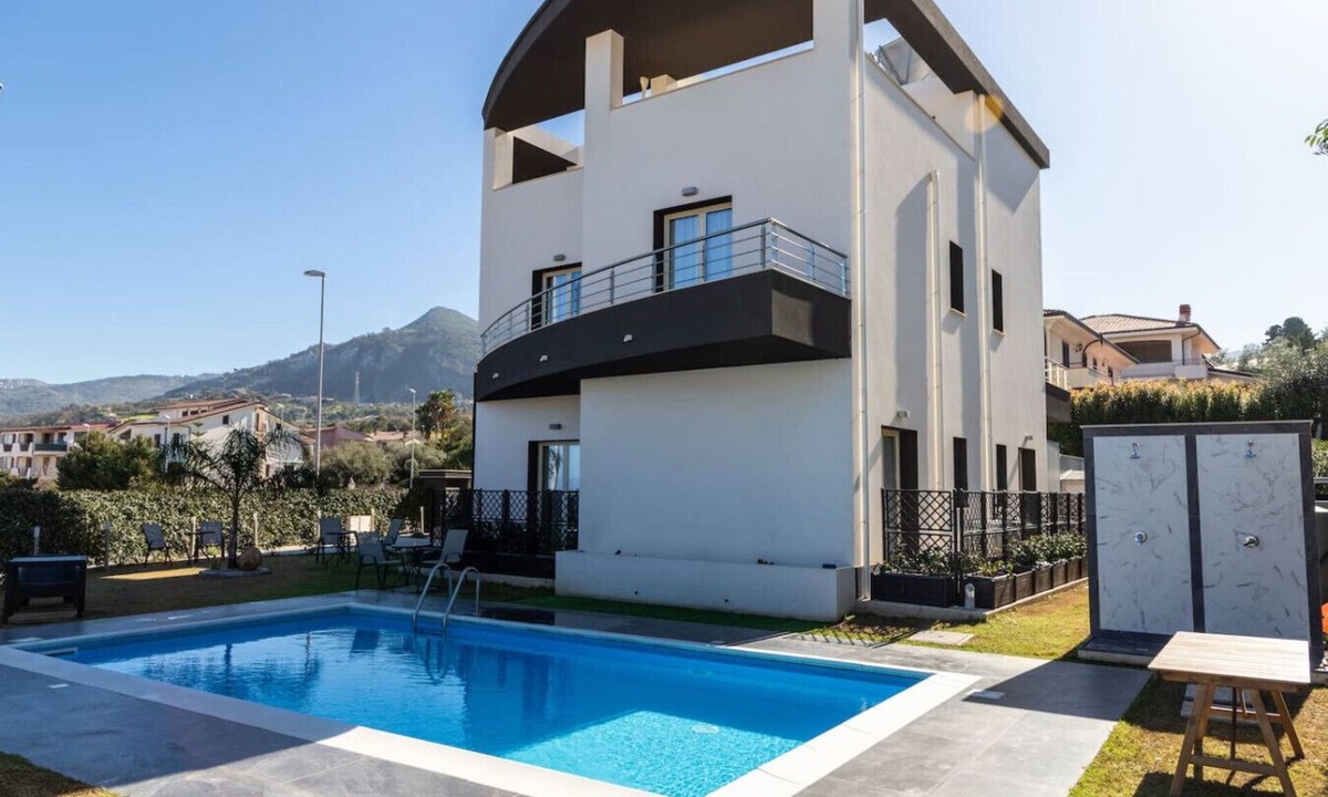 Sant'Agata di Militello Apartment | Villa Nebros - Appartamento con cortile privato