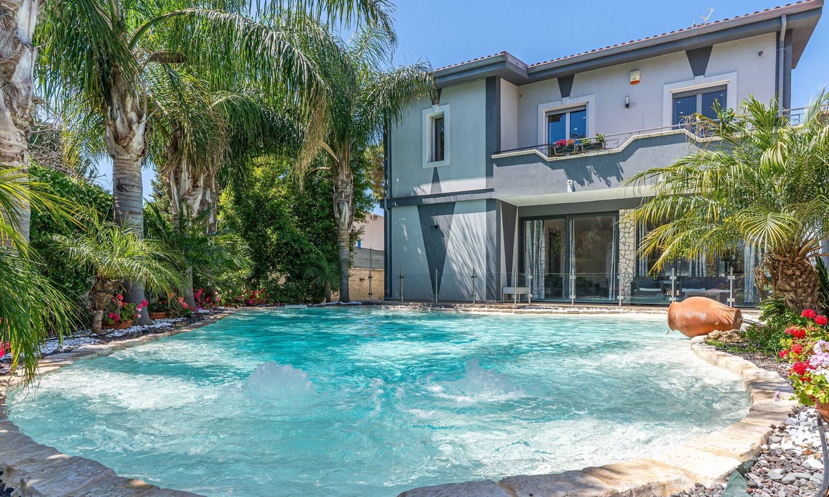Fontane Bianche Villa | Villa 'Joel' with Sea View, Wi-Fi and Air Conditioning