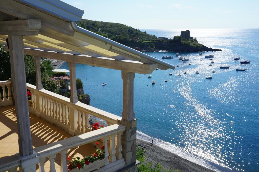 San Nicola Arcella House | Villa La Petra - Hotel boutique