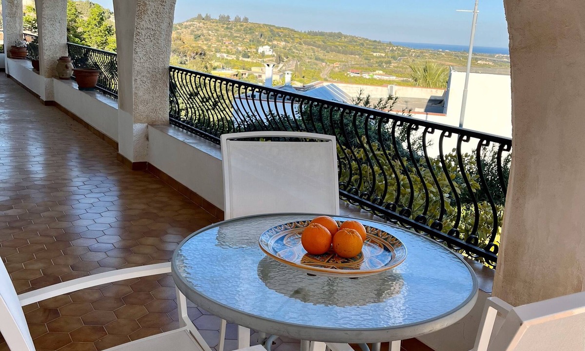Noto Historic Centre Villa | Villa Letizia with veranda and sea view