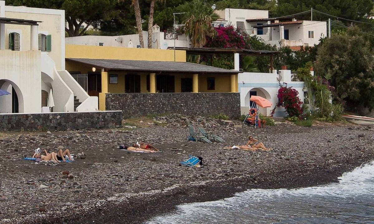 Lingua House | Villa Lucia, sea view and on the beach of Lingua
