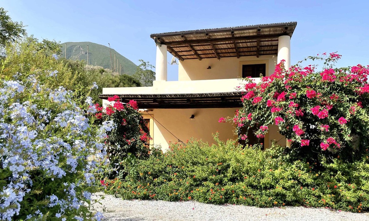 Malfa House | Villa Mimosa - with large garden and sea view