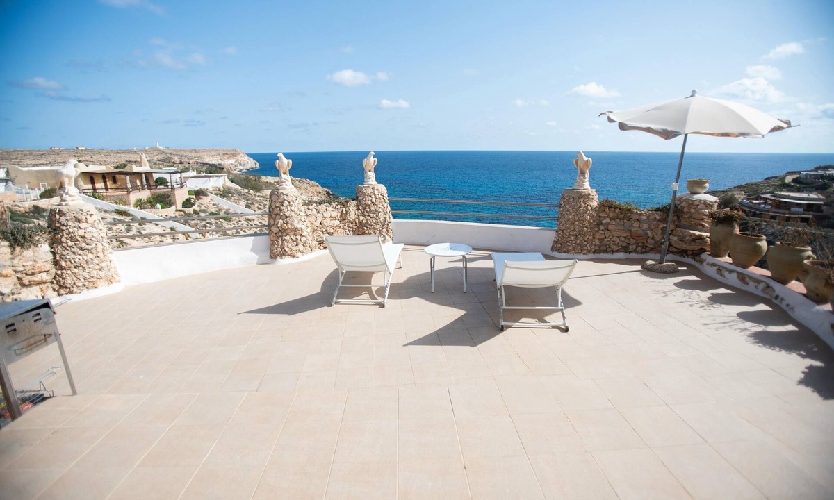 Lampedusa Villa | Villa overlooking the sea